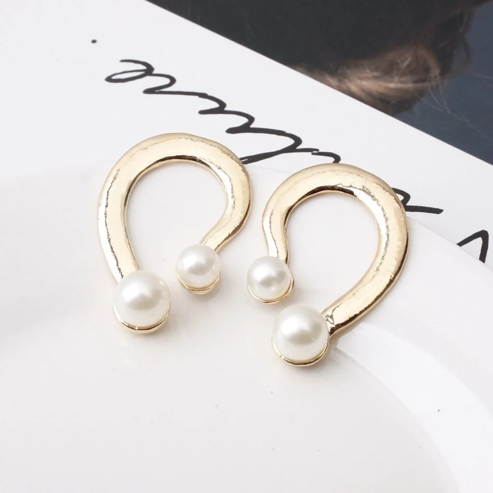 *CAITRIONA* Gold Irregular Shaped Pearl x Gold Earrings